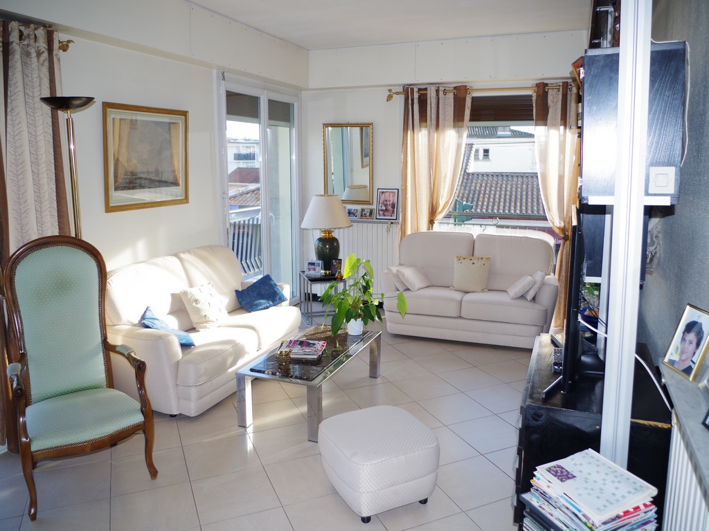 Maison avec appartement et deux locaux commerciaux